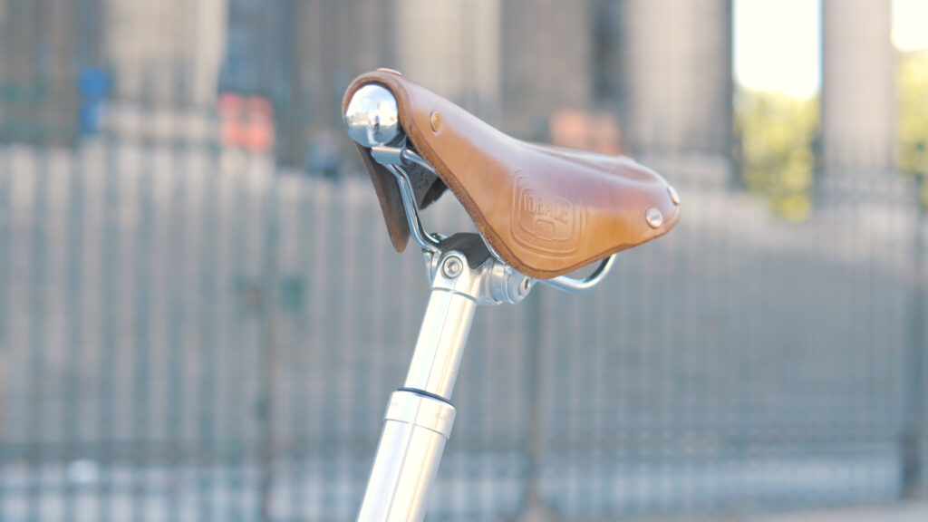 La selle sur tige suspendue peut ne pas être en cuir // Source : Louise Audry pour Numerama La selle sur tige suspendue peut ne pas être en cuir // Source : Louise Audry pour Numerama