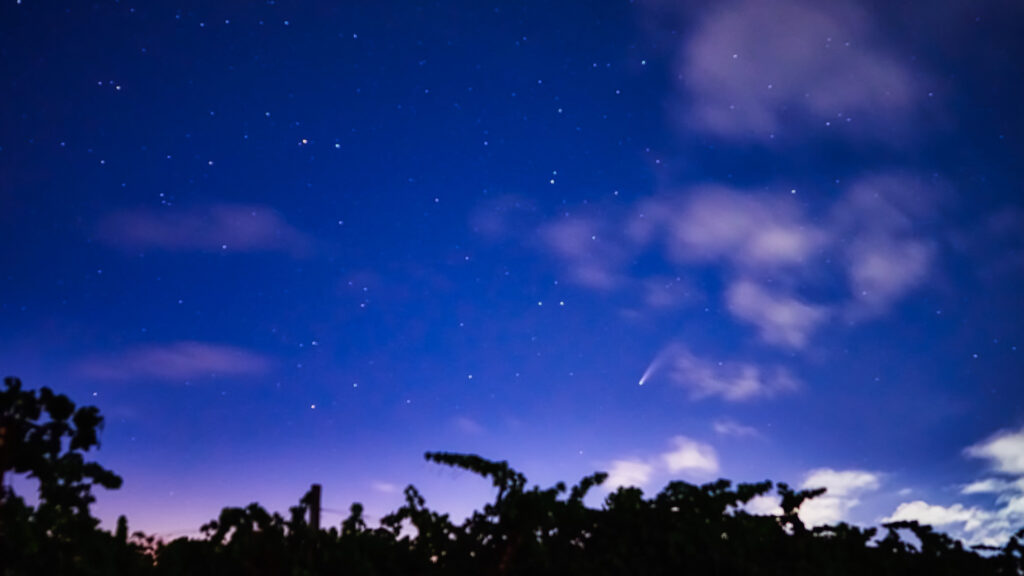 La comète ne plonge pas vers la Terre. // Source : Flickr/CC/Derrick Story (photo recadrée) La comète ne plonge pas vers la Terre. // Source : Flickr/CC/Derrick Story (photo recadrée)