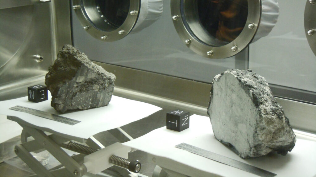 Échantillons lunaires rapportés par la Nasa. // Source : Flickr/CC/Jeff Stvan (photo recadrée)