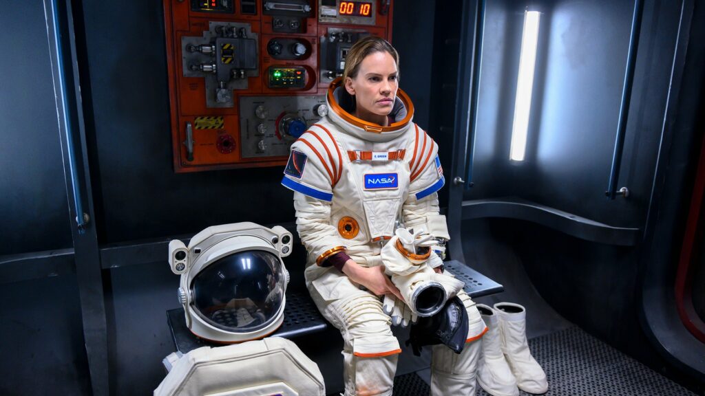Hilary Swank interprète la commandante Emma Green. // Source : Netflix Hilary Swank interprète la commandante Emma Green. // Source : Netflix