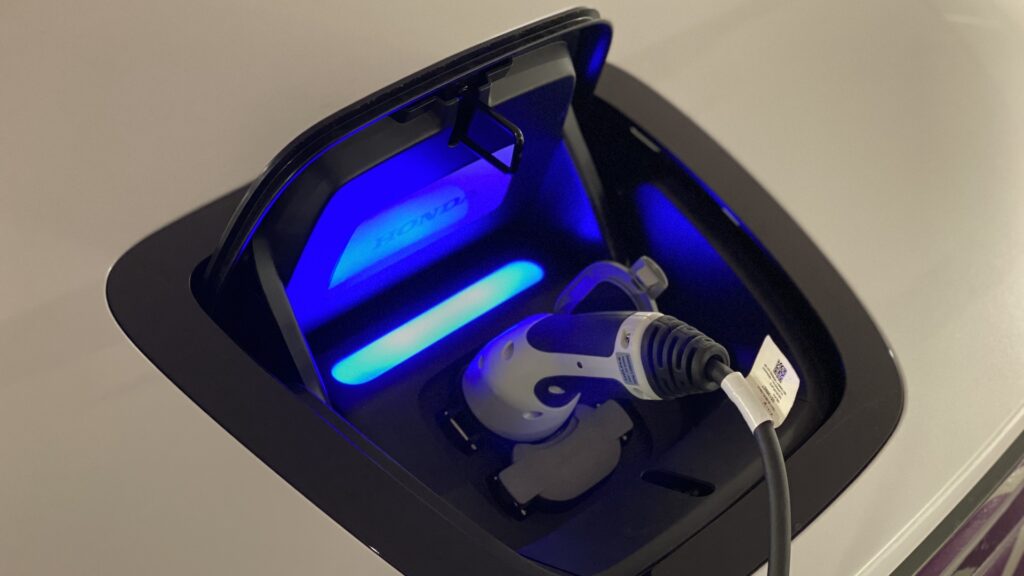 La trappe de recharge de la Honda e (située sur le capot) // Source : Maxime Claudel pour Numerama La trappe de recharge de la Honda e (située sur le capot) // Source : Maxime Claudel pour Numerama