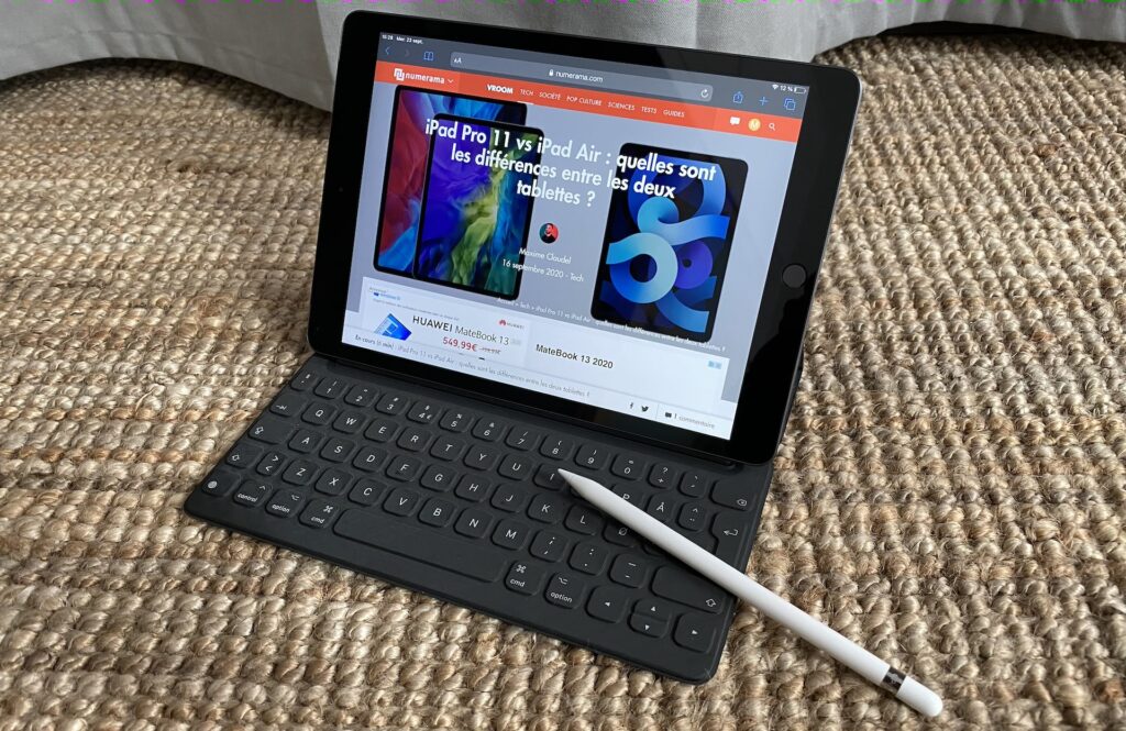 iPad 2020 et Smart Keyboard // Source : Maxime Claudel pour Numerama iPad 2020 et Smart Keyboard // Source : Maxime Claudel pour Numerama