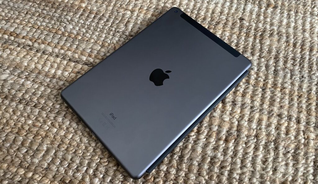 Le dos de l'iPad 2020 // Source : Maxime Claudel pour Numerama Le dos de l'iPad 2020 // Source : Maxime Claudel pour Numerama