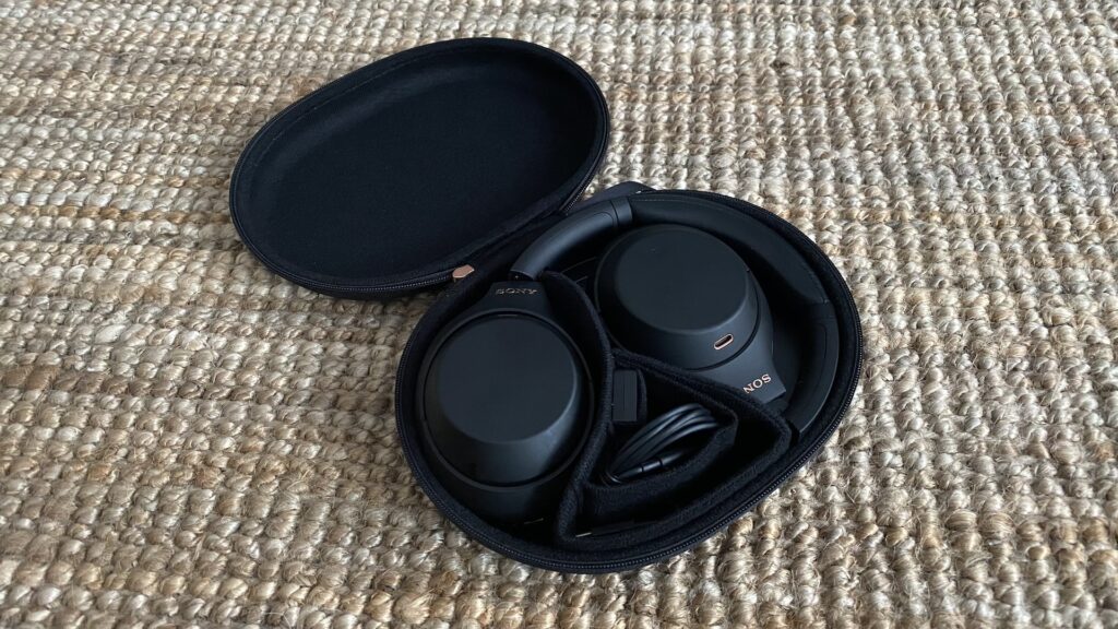 Le casque Sony WH-1000XM4 dans sa coque // Source : Maxime Claudel pour Numerama Le casque Sony WH-1000XM4 dans sa coque // Source : Maxime Claudel pour Numerama