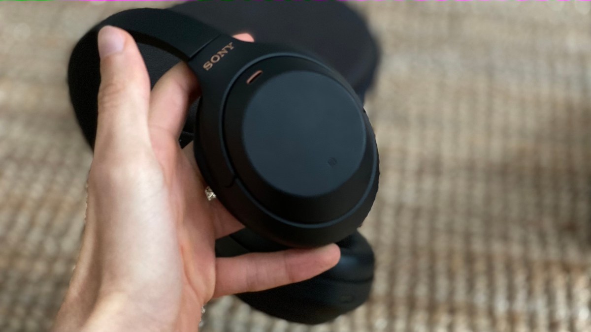 L'oreillette gauche du casque Sony WH-1000XM4 // Source : Maxime Claudel pour Numerama L'oreillette gauche du casque Sony WH-1000XM4 // Source : Maxime Claudel pour Numerama