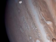 Jupiter et ses lunes Io et Europe. // Source : Flickr/CC/Justin Cowart (photo recadrée)
