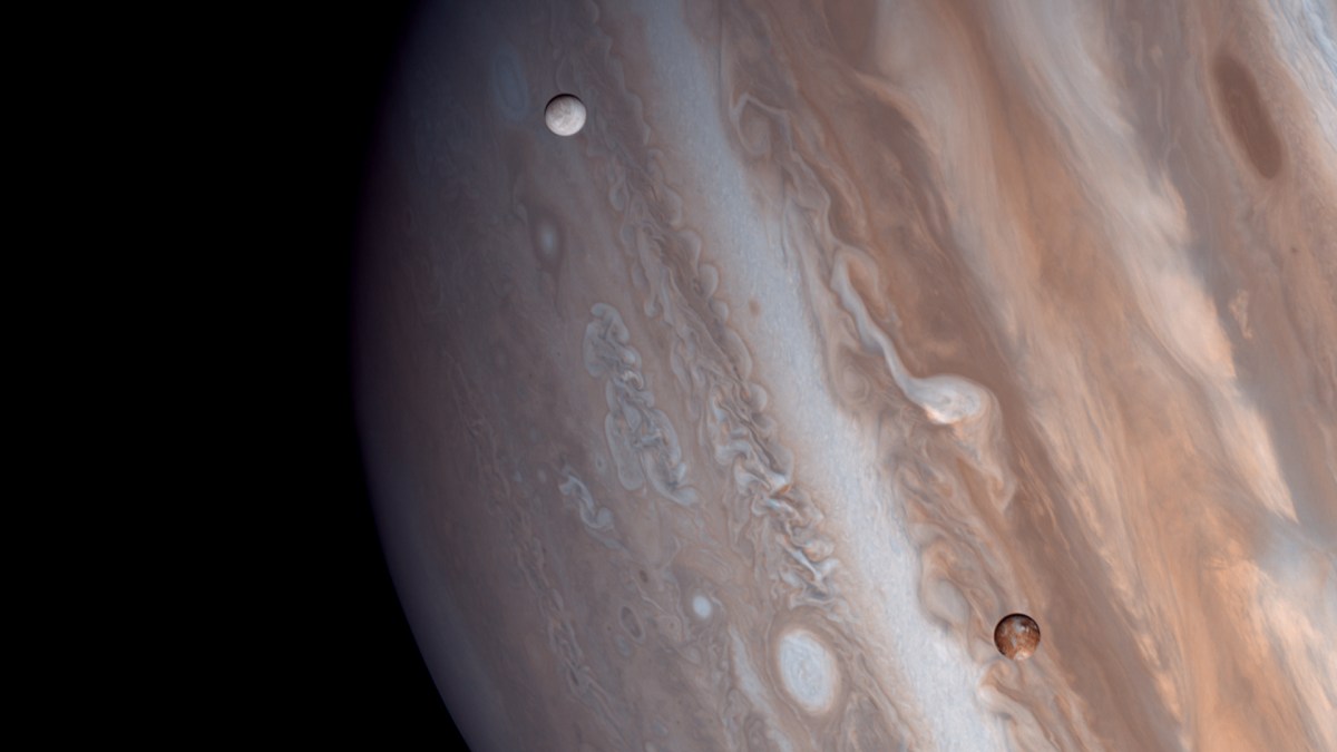 Jupiter et ses lunes Io et Europe. // Source : Flickr/CC/Justin Cowart (photo recadrée) Jupiter et ses lunes Io et Europe. // Source : Flickr/CC/Justin Cowart (photo recadrée)