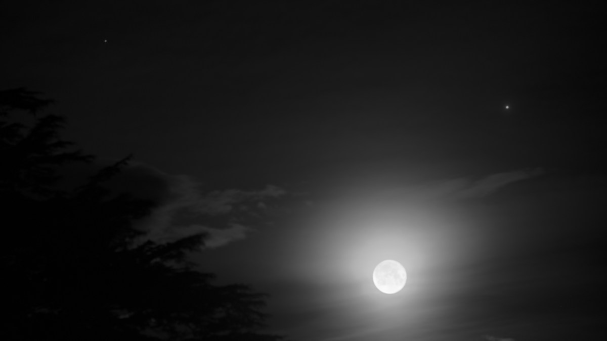 Conjonction entre la Lune, Jupiter et Saturne. // Source : Flickr/CC/ShinyPhotoScotland (photo recadrée) Conjonction entre la Lune, Jupiter et Saturne. // Source : Flickr/CC/ShinyPhotoScotland (photo recadrée)