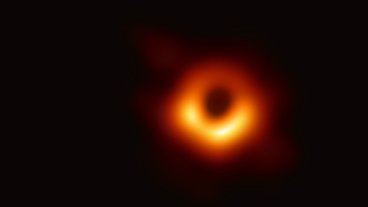 Première image d'un trou noir, M87*. // Source : Wikimedia/Event Horizon Telescope (image recadrée) Première image d'un trou noir, M87*. // Source : Wikimedia/Event Horizon Telescope (image recadrée)