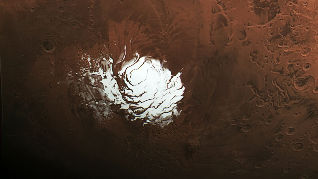 Calotte glaciaire au pôle Sud de Mars. // Source : Flickr/ESA/DLR/FU Berlin, CC BY-SA 3.0 IGO (photo recadrée) Calotte glaciaire au pôle Sud de Mars. // Source : Flickr/ESA/DLR/FU Berlin, CC BY-SA 3.0 IGO (photo recadrée)