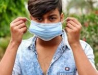 Un homme enlève un masque // Source : pikist