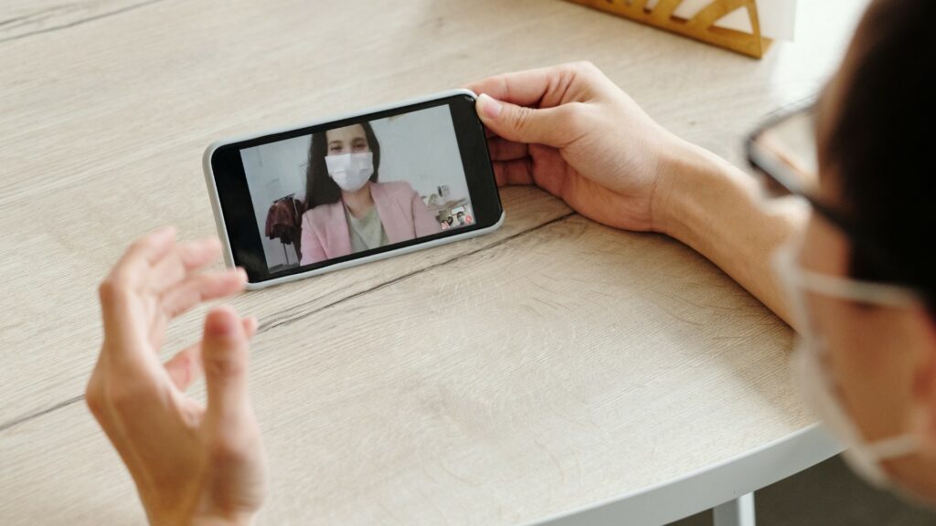 S'isoler, cela signifie travailler chez soi, et rester loin de ses proches ou porter un masque en leur présence. // Source : Pexels S'isoler, cela signifie travailler chez soi, et rester loin de ses proches ou porter un masque en leur présence. // Source : Pexels