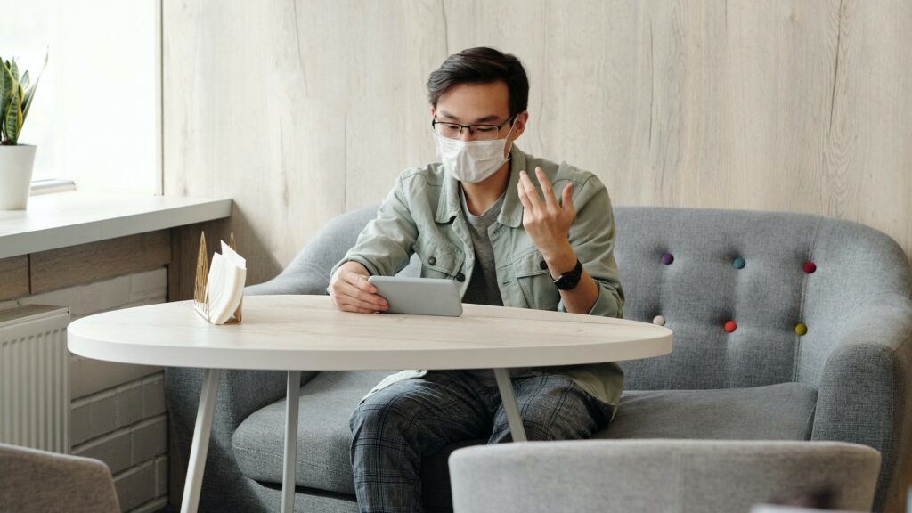 Le masque doit être porté dans les espaces clos partagés, au bureau. // Source : Pexels Le masque doit être porté dans les espaces clos partagés, au bureau. // Source : Pexels