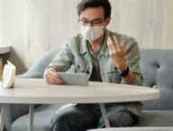 Le masque doit être porté dans les espaces clos partagés, au bureau. // Source : Pexels