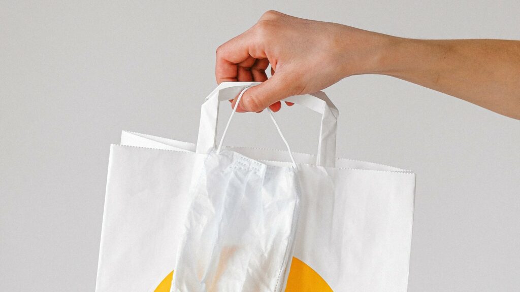 Un petit sac (plastique, papier, tissu) spécialement dédié aux masques est utile au quotidien. // Source : Pexels Un petit sac (plastique, papier, tissu) spécialement dédié aux masques est utile au quotidien. // Source : Pexels