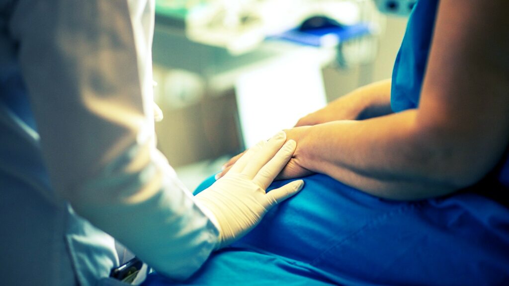 Les essais cliniques sur des médicaments doivent être randomisés, à l'aveugle, sur un grand nombre de personne, pour montrer des preuves solids. // Source : Pixabay Les essais cliniques sur des médicaments doivent être randomisés, à l'aveugle, sur un grand nombre de personne, pour montrer des preuves solids. // Source : Pixabay