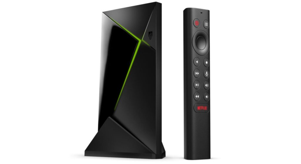 La Nvidia Shield TV Pro avec sa télécommande. La Nvidia Shield TV Pro avec sa télécommande.