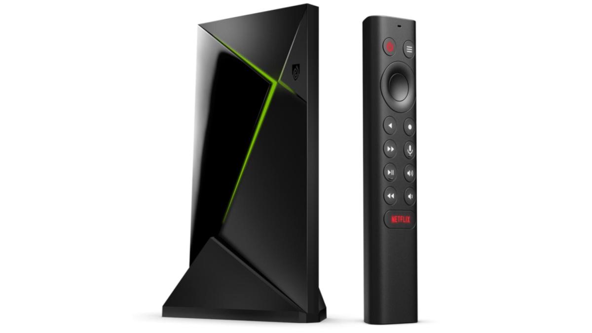 La Nvidia Shield TV Pro avec sa télécommande. La Nvidia Shield TV Pro avec sa télécommande.
