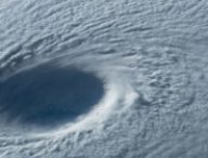 Une photo du typhon Maysak, prise en 2015 depuis la Station spatiale internationale. Le cyclone était alors de catégorie 5. // Source : NASA Johnson Une photo du typhon Maysak, prise en 2015 depuis la Station spatiale internationale. Le cyclone était alors de catégorie 5. // Source : NASA Johnson