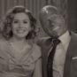 WandaVision s'inspire des sitcoms, mais quelque chose « cloche ». // Source : Marvel / Disney Plus