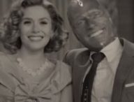 WandaVision s'inspire des sitcoms, mais quelque chose « cloche ». // Source : Marvel / Disney Plus
