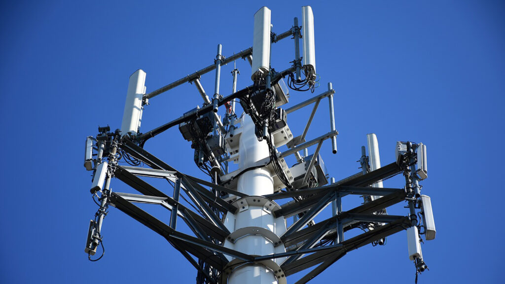 Un support pour antennes relais. // Source : Coyotechnical, Pixabay Un support pour antennes relais. // Source : Coyotechnical, Pixabay