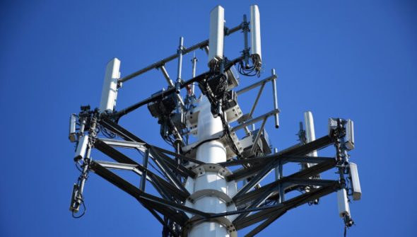 Un support pour antennes relais. // Source : Coyotechnical, Pixabay Un support pour antennes relais. // Source : Coyotechnical, Pixabay