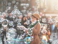 Une femme au milieu des bulles // Source : pxfuel