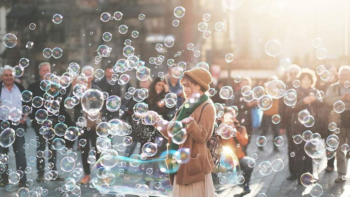 Une femme au milieu des bulles // Source : pxfuel Une femme au milieu des bulles // Source : pxfuel