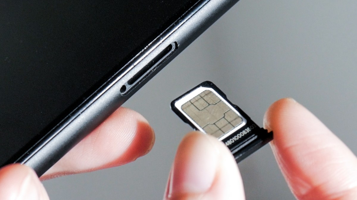 Les pirates parviennent à transférer le numéro de téléphone de leur victime sur une carte SIM en leur possession. // Source : Louise Audry pour Numerama Les pirates parviennent à transférer le numéro de téléphone de leur victime sur une carte SIM en leur possession. // Source : Louise Audry pour Numerama