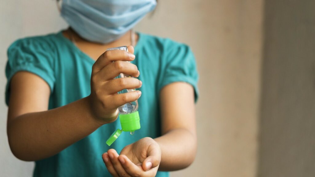 Les enfants doivent respecter aussi la plupart des règles d'hygiène, comme se laver les mains régulièrement au savon ou au gel hydroalcoolique. // Source : Pixabay Les enfants doivent respecter aussi la plupart des règles d'hygiène, comme se laver les mains régulièrement au savon ou au gel hydroalcoolique. // Source : Pixabay