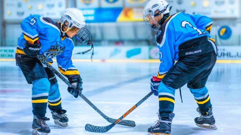 Le hockey sur glace est un sport avec une forte proximité physique. // Source : Pexels Le hockey sur glace est un sport avec une forte proximité physique. // Source : Pexels