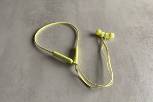 Les écouteurs Beats Flex // Source : Maxime Claudel pour Numerama