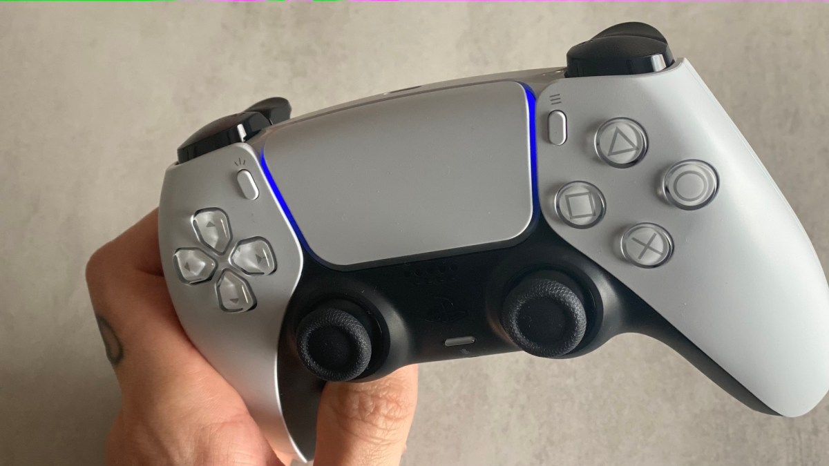 Manette DualSense de la PS5 quand elle est allumée // Source : Maxime Claudel pour Numerama Manette DualSense de la PS5 quand elle est allumée // Source : Maxime Claudel pour Numerama