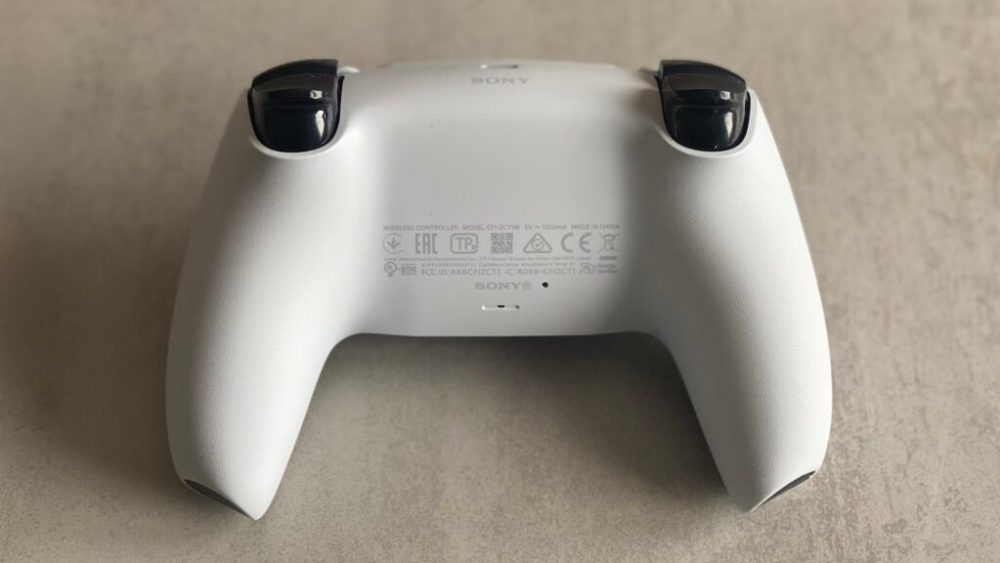 Arrière de la manette DualSense // Source : Maxime Claudel pour Numerama Arrière de la manette DualSense // Source : Maxime Claudel pour Numerama