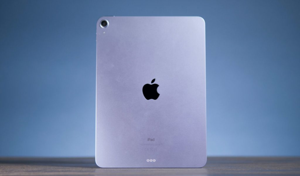 L'iPad Air 2020 d'Apple // Source : Louise Audry pour Numerama L'iPad Air 2020 d'Apple // Source : Louise Audry pour Numerama
