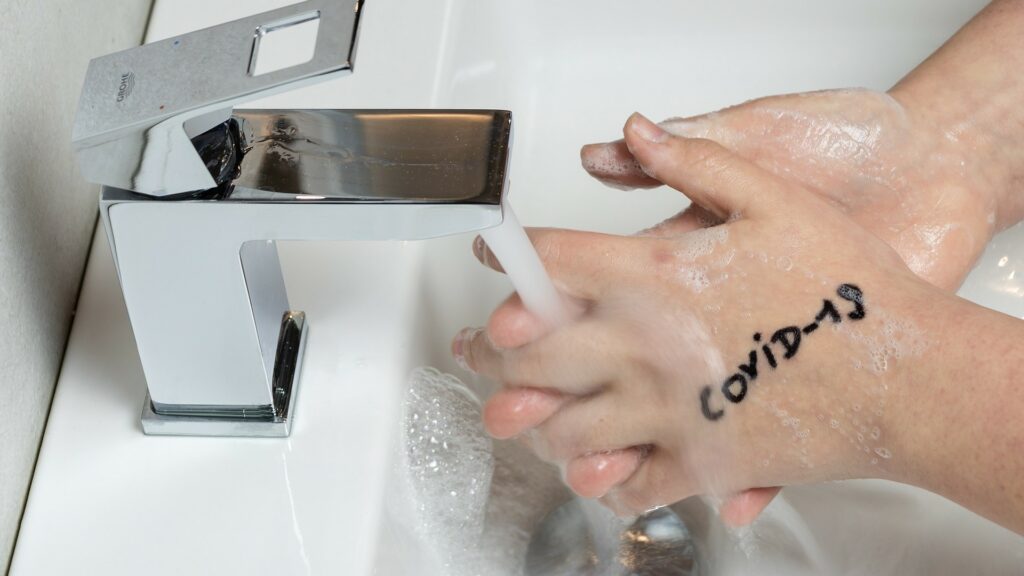 Le lavage des mains est essentiel et donc être fait avec soin pour éliminer le potentiel pathogène des mains. // Source : Pixabay Le lavage des mains est essentiel et donc être fait avec soin pour éliminer le potentiel pathogène des mains. // Source : Pixabay