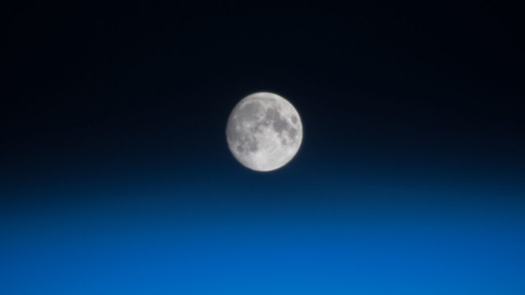 La Lune vue de l'ISS. // Source : Flickr/CC/NASA Johnson (photo recadrée) La Lune vue de l'ISS. // Source : Flickr/CC/NASA Johnson (photo recadrée)
