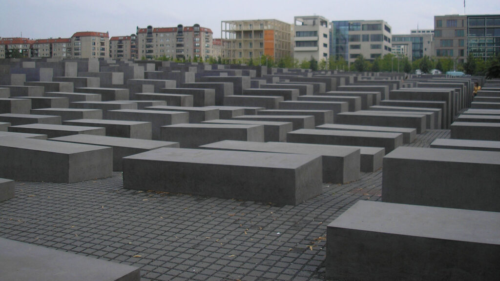 Mémorial aux Juifs assassinés d'Europe, ouvert au cœur de Berlin en 2005. Mémorial aux Juifs assassinés d'Europe, ouvert au cœur de Berlin en 2005.