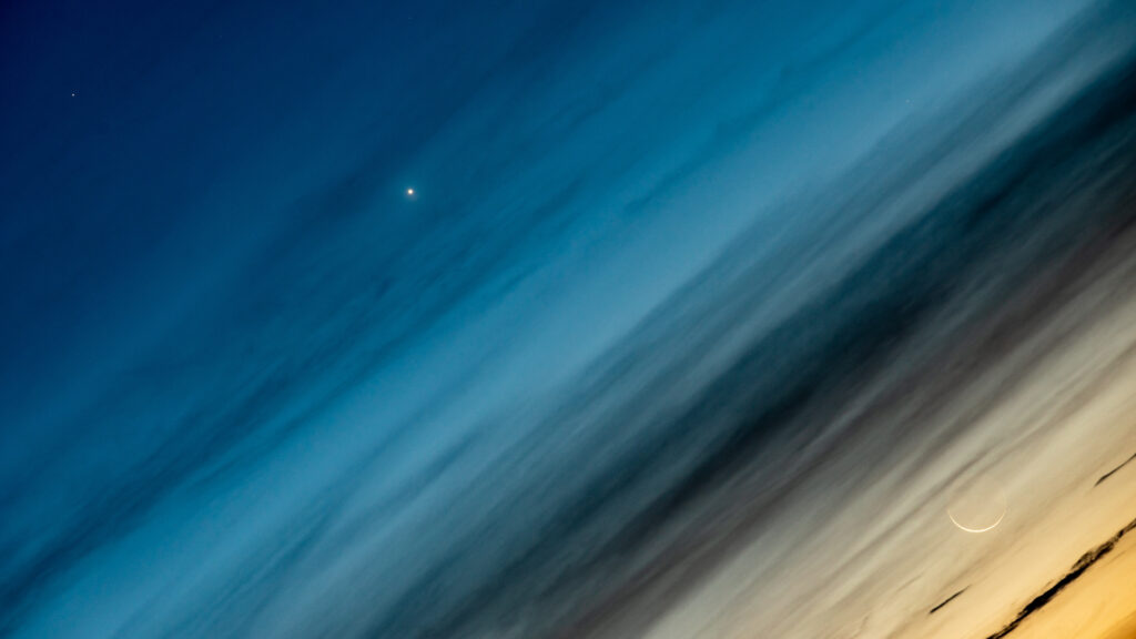 Mercure, Vénus et la Lune. // Source : Flickr/CC/cafuego (photo recadrée) Mercure, Vénus et la Lune. // Source : Flickr/CC/cafuego (photo recadrée)