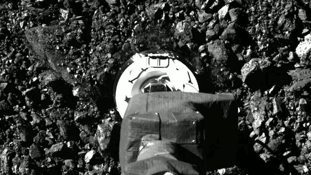 OSIRIS-REx à l'approche de Bennu. // Source : NASA/Goddard/University of Arizona (image recadréee) OSIRIS-REx à l'approche de Bennu. // Source : NASA/Goddard/University of Arizona (image recadréee)