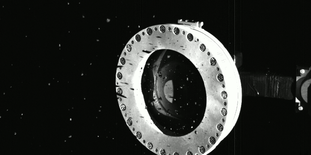 Des morceaux s'échappant du bras de la sonde. // Source : Nasa Des morceaux s'échappant du bras de la sonde. // Source : Nasa