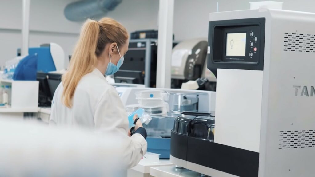 Automate d'extraction du matériel génétique des échantillons. // Source : Numerama / Arnaud Gelineau