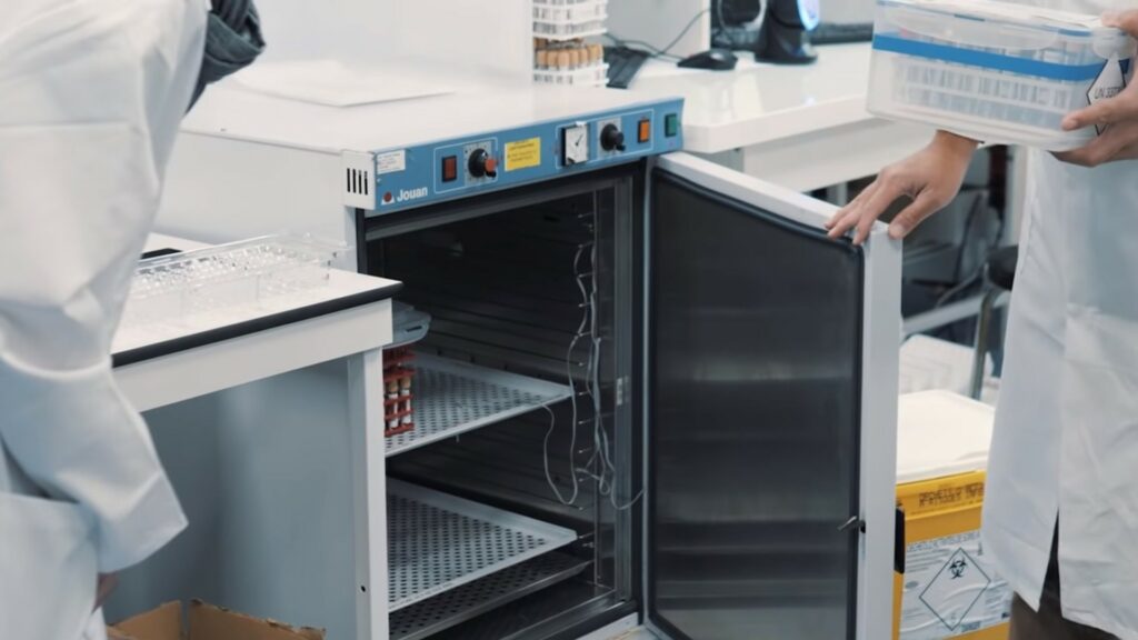 Le four dans lequel les échantillons sont inactivés pour protéger le personnel technique. // Source : Numerama / Arnaud Gelineau