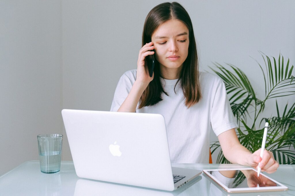Votre employeur peut écouter vos appels, sous certaines conditions // Source : Pexels / Anna Shvets
