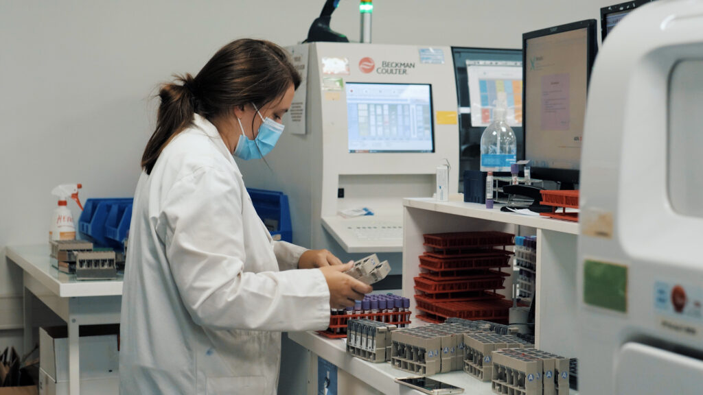 Les techniciens et techniciennes de laboratoire travaillent de 7h à 21h. // Source : Numerama / Arnaud Gelineau