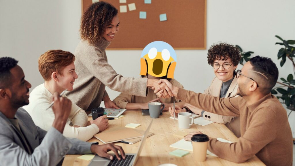 C'est le type de configuration à éviter absolument au travail : dans une salle de réunion, il faut porter un masque et maintenir une distanciation physique. // Source : Pexels - modifié C'est le type de configuration à éviter absolument au travail : dans une salle de réunion, il faut porter un masque et maintenir une distanciation physique. // Source : Pexels - modifié