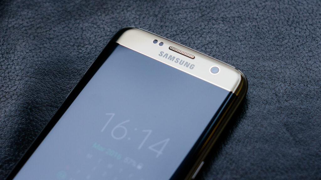 Le DAS doit être affiché sur la page produit des smartphones, et de manière lisible, afin que le public ait connaissance de sa puissance d’émission. // Source : Răzvan Băltărețu Le DAS doit être affiché sur la page produit des smartphones, et de manière lisible, afin que le public ait connaissance de sa puissance d’émission. // Source : Răzvan Băltărețu