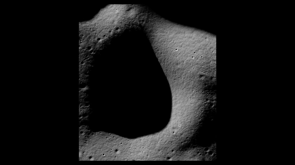 Le cratère Shackleton. // Source : Flickr/CC/Nasa Goddard Space Flight Center (image modifiée) Le cratère Shackleton. // Source : Flickr/CC/Nasa Goddard Space Flight Center (image modifiée)