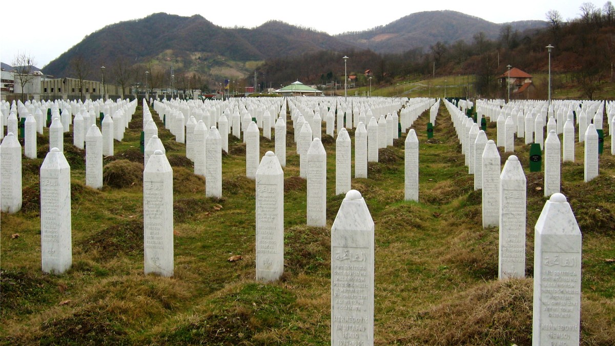Tombes des victimes du massacre de Srebrenica (survenu en juillet 1995). // Source : Michael Büker Tombes des victimes du massacre de Srebrenica (survenu en juillet 1995). // Source : Michael Büker